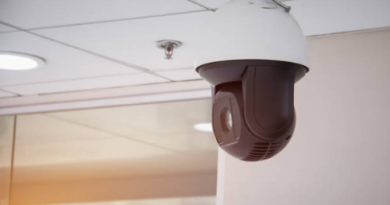 Câmera de vigilância fixada no teto de local de trabalho