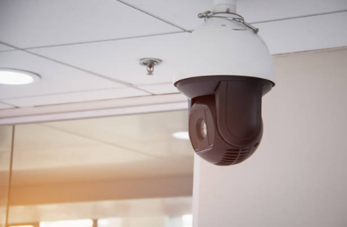Câmera de vigilância fixada no teto de local de trabalho
